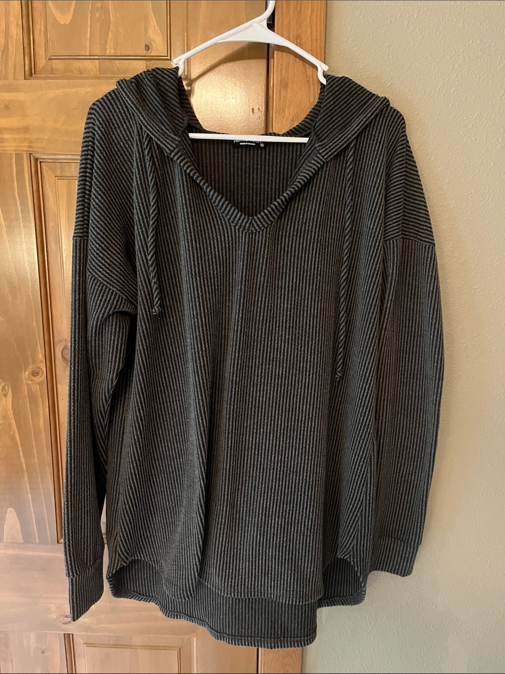 Women’s Ribbed Hooded Pullover  - Charcoal Gray